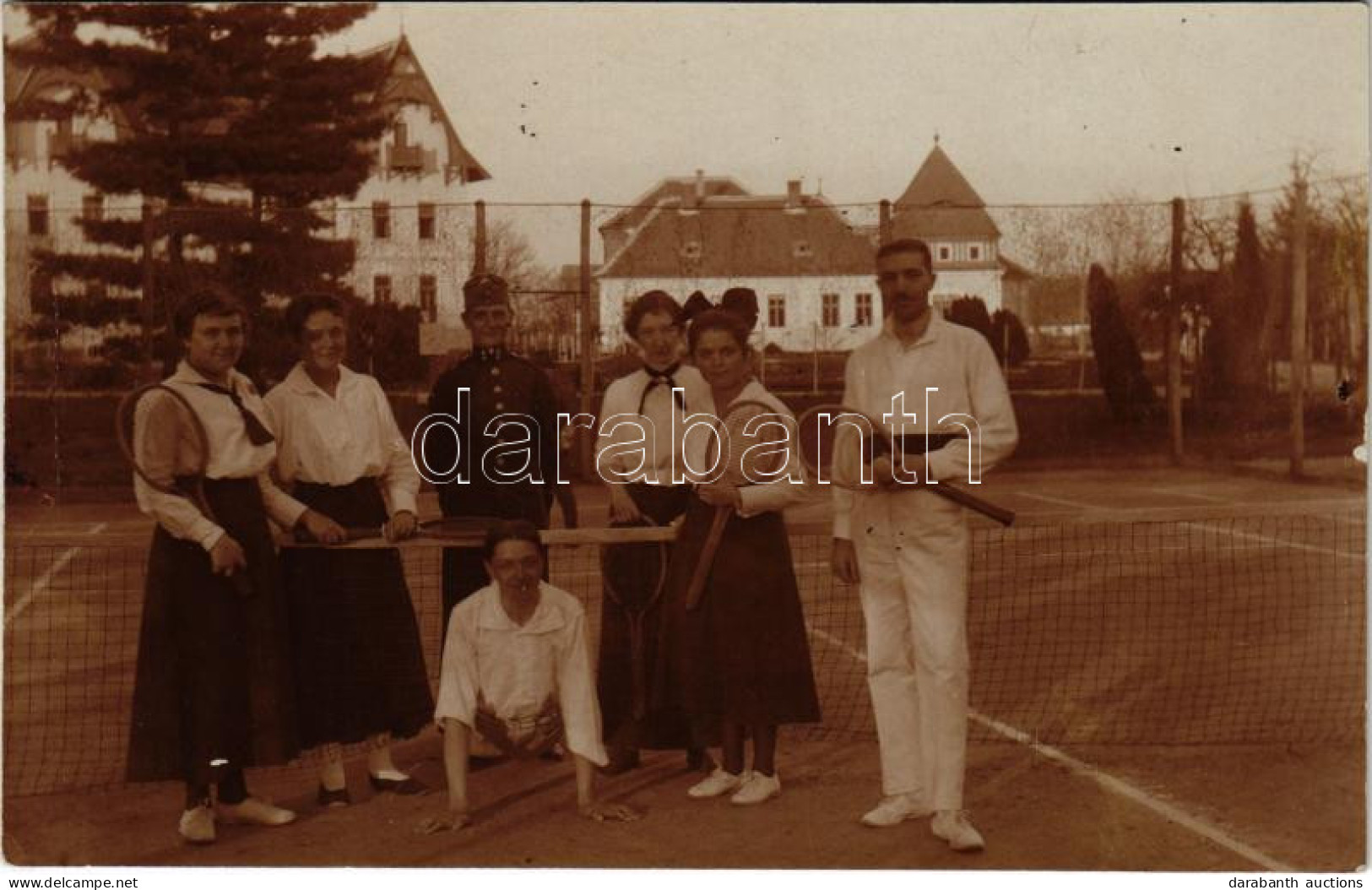 ** T2/T3 Teniszezők Katonával / Tennis Players With Soldier, Sport Photo (gyűrődés / Crease) - Unclassified