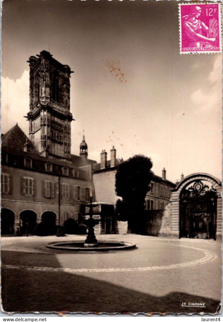 28-3-2024 (4 Y 16) France - B/w (posted 1958 With STAMP At Front -no Postmar !) Cour Du Musée De La Cathédrale De Nevers - Museen