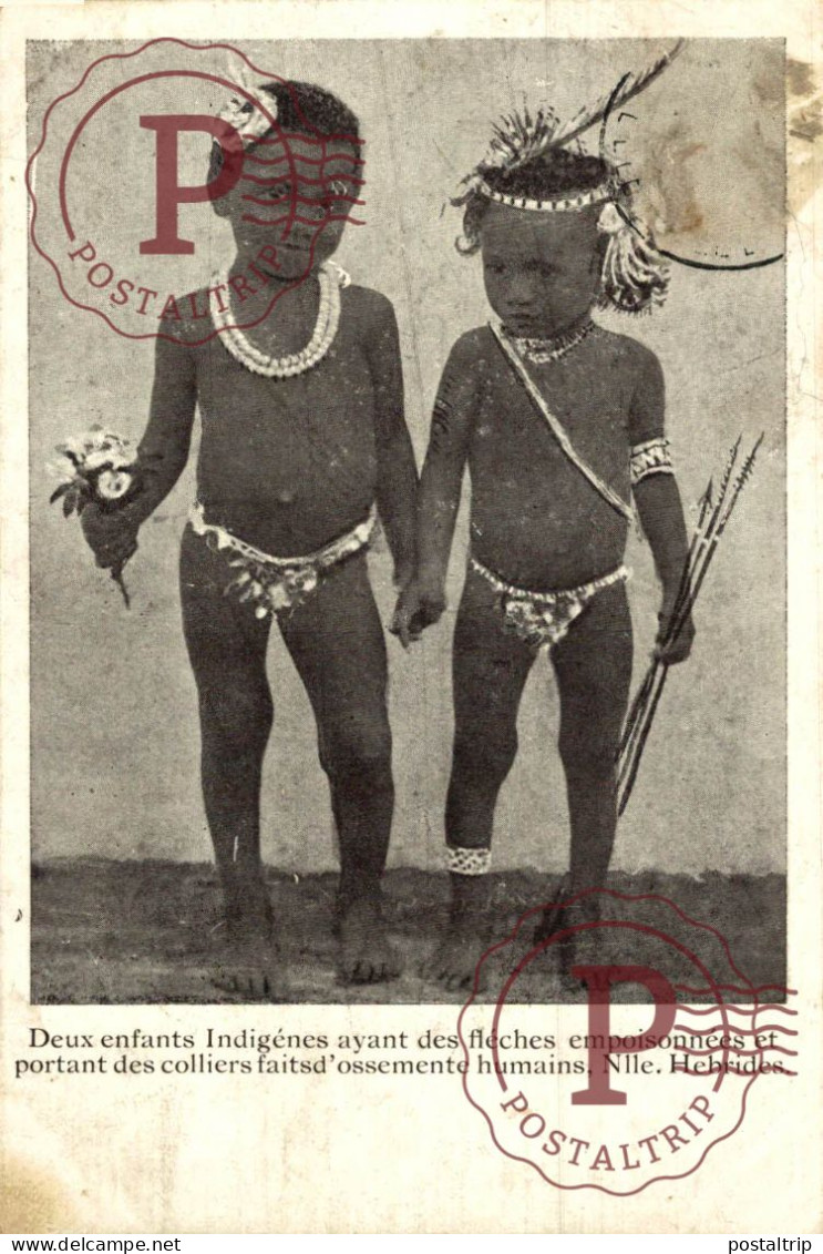 NOUVELLE CALEDONIE NOUVELLES HEBRIDES - DEUX ENFANTS INDIGENES - FLECHES EMPOISONNÉES COLLIERS OSSEMENTS HUMAINS - Nieuw-Caledonië