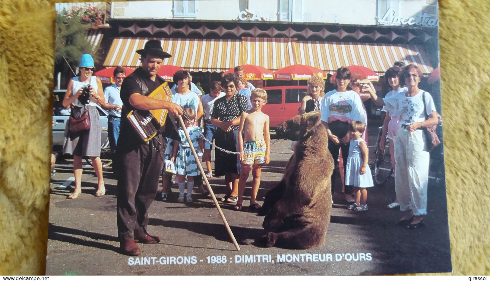 CPM SAINT GIRONS ARIEGE 1988 DIMITRI MONTREUR D OURS FOULE ANIMATION PLACE DES CAPOTS PHOTO ANDRE ORTET - Bears