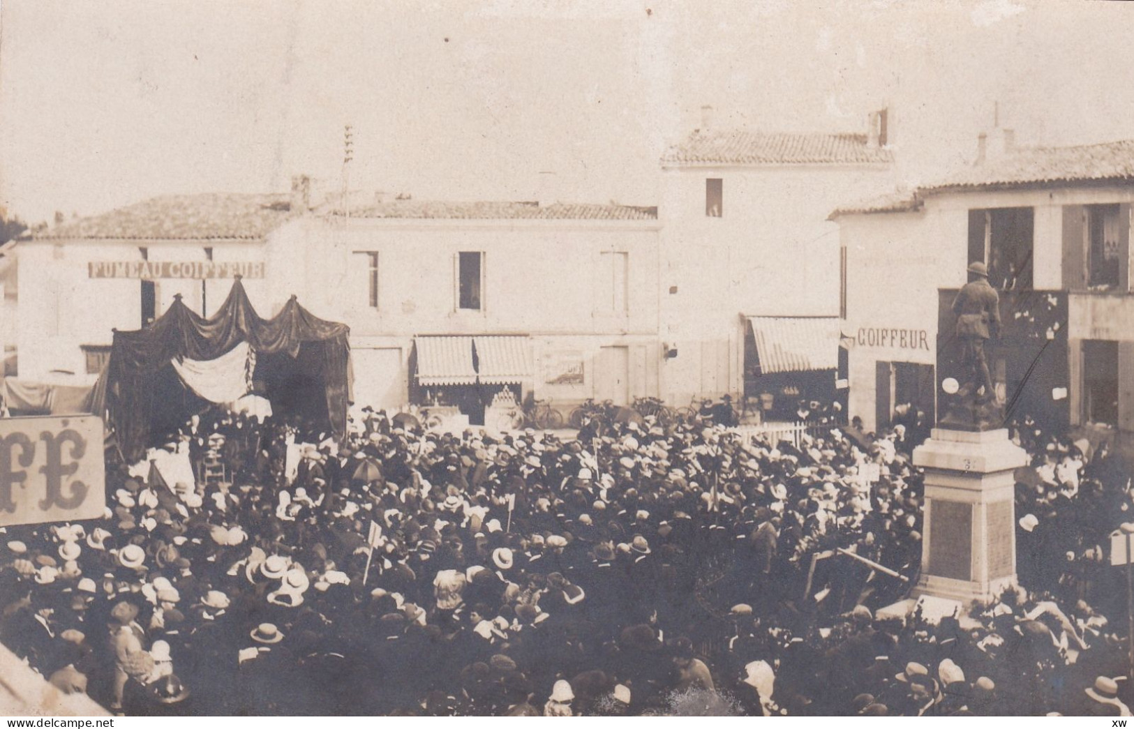 SAUJON -17- CARTE-PHOTO - Place De L'Hôtel De Ville ( Cérémonie Ou Fête ?) - Animation - 27-03-24 - Saujon