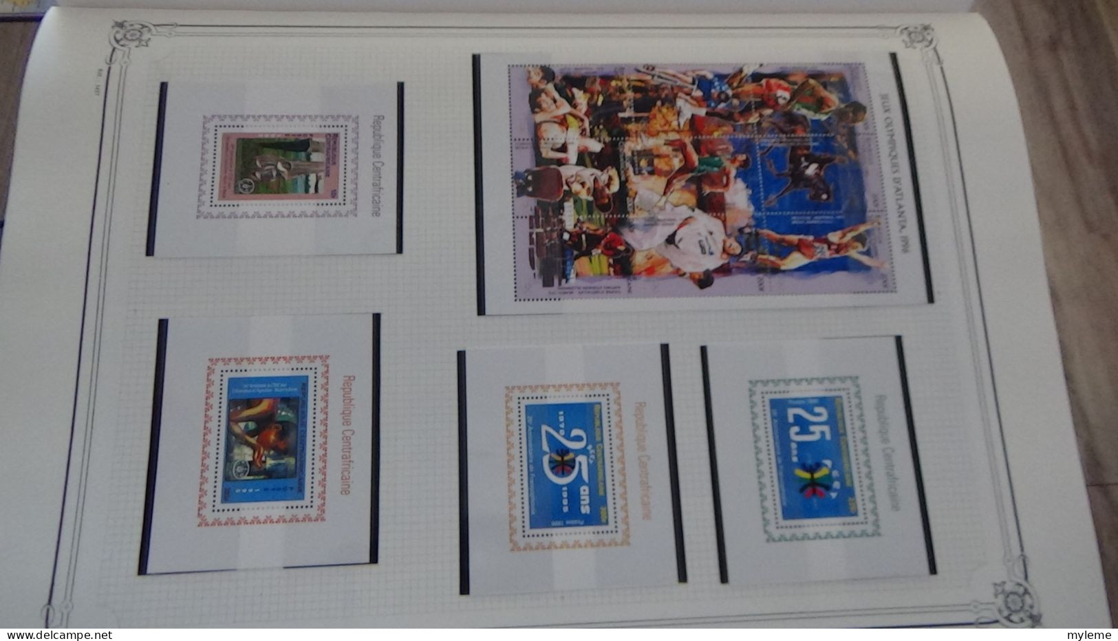 BC102 Collection de timbres et blocs ** de Centrafrique sur feuille d'album.  A saisir !!!