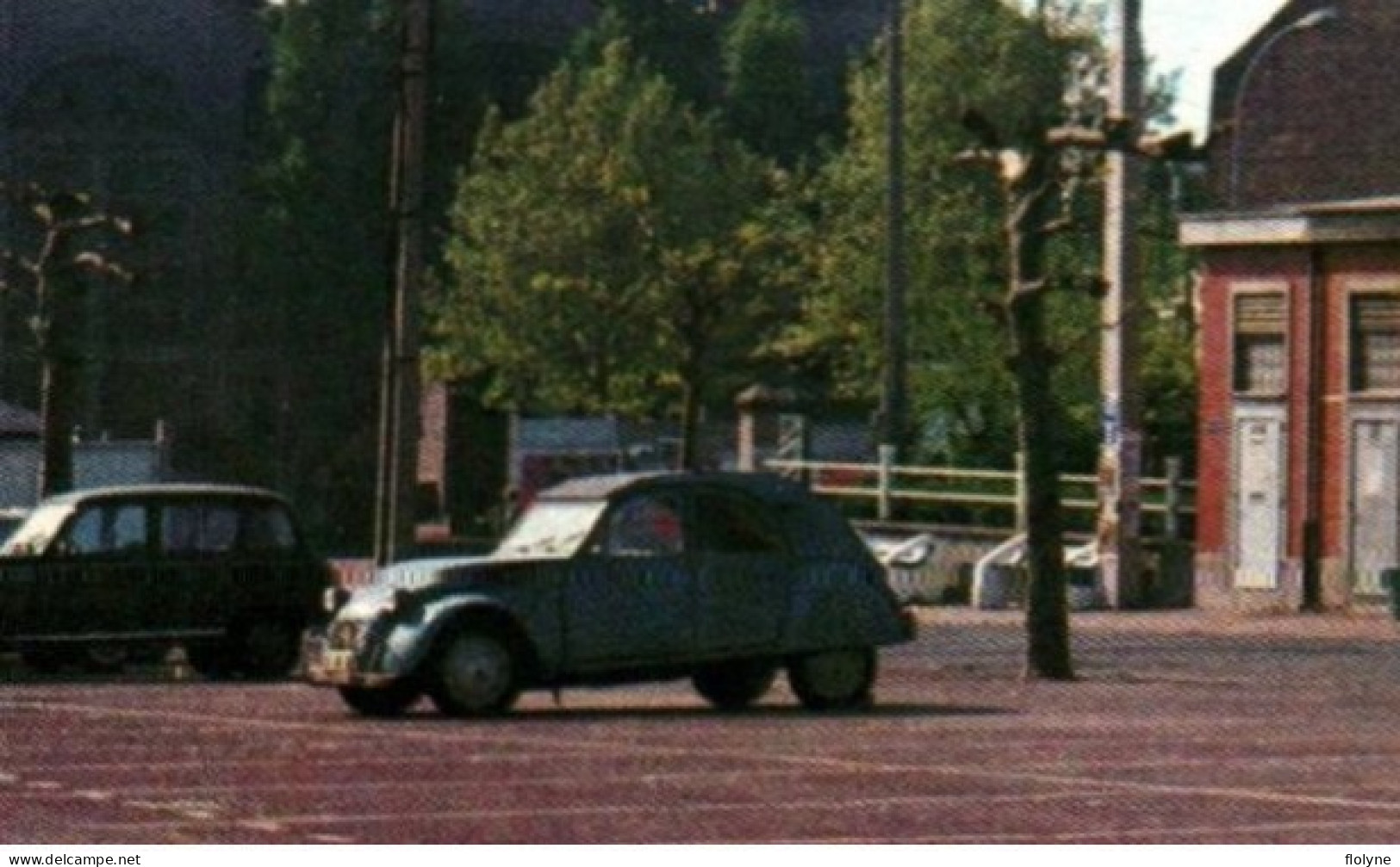 Harnes - Place De La Poste - CITROËN 2CV Voiture Ancienne Auto - Harnes