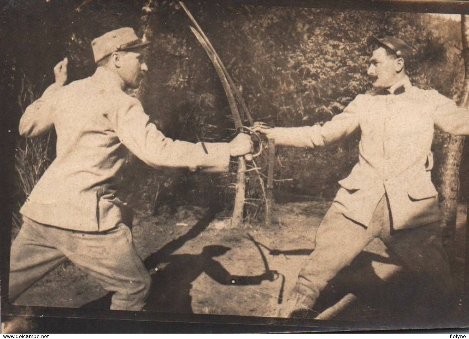 Militaria - Photo Ancienne Albuminée - Militaires Simulant Un Combat Au Sabre - 6,5x9 Cm - Regiments