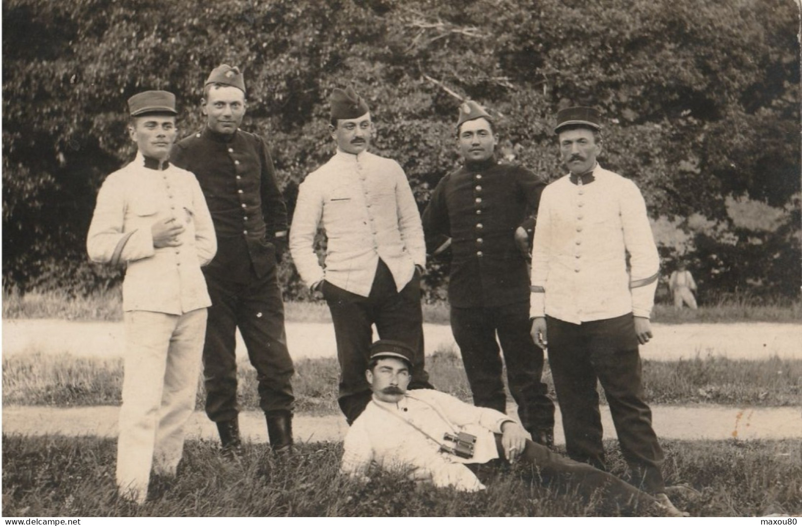 Carte Photo Groupe De Soldats, Uniformes Différents, Jumelle De Vue - Oorlog 1914-18