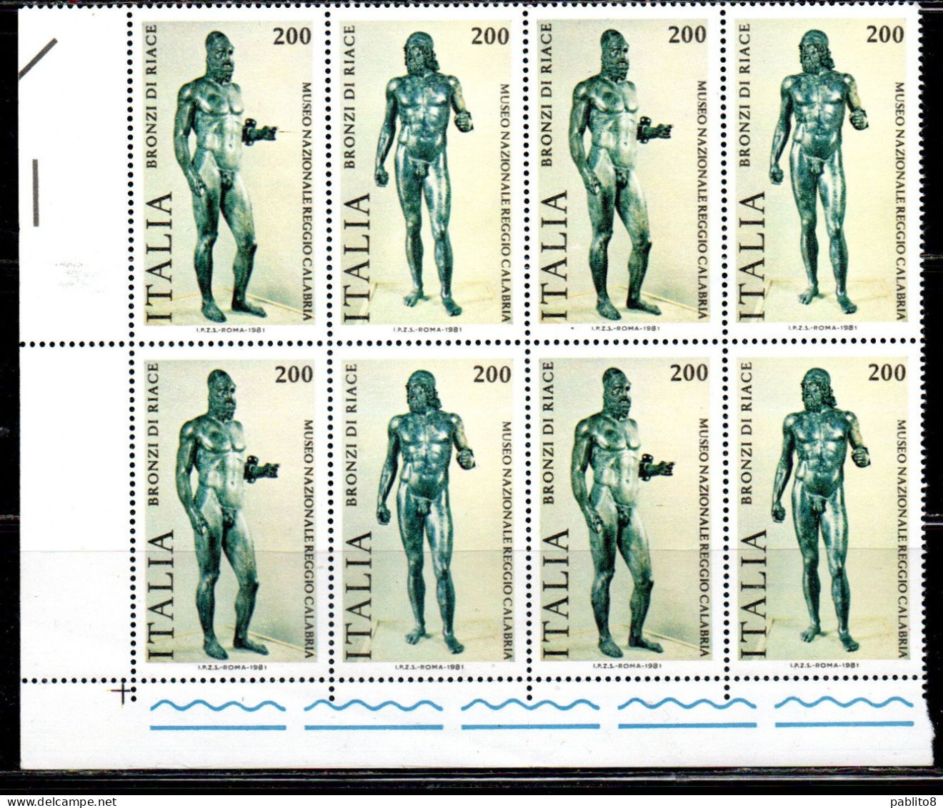 ITALIA REPUBBLICA ITALY 1981 I BRONZI DI RIACE SERIE COMPLETA COMPLETE SET QUARTINA ANGOLO DI FOGLIO IN BLOCCO BLOCK MNH - 1981-90: Mint/hinged