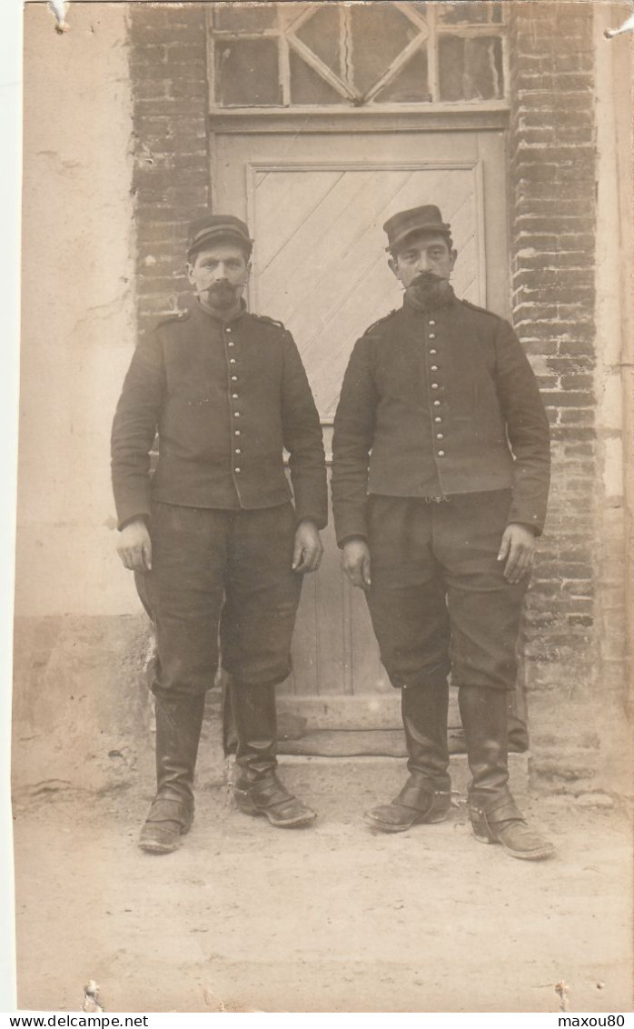 Carte Photo  Deux Soldats Français En Uniforme Devant Porte De Maison - Oorlog 1914-18