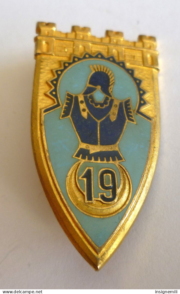 INSIGNE 19° RG REGIMENT DU GENIE - Email - Dos Guilloché Embouti - DRAGO PARIS H 219 - Esercito