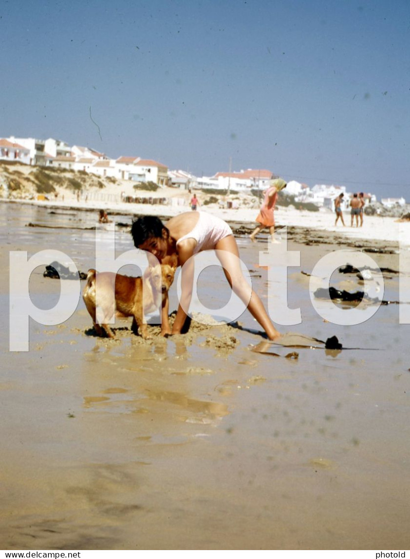 2 SLIDES SET 1974 BOY GIRL DOG PLAYING BEACH PORTUGAL  AMATEUR 35mm DIAPOSITIVE SLIDE Not PHOTO No FOTO NB3970 - Diapositives