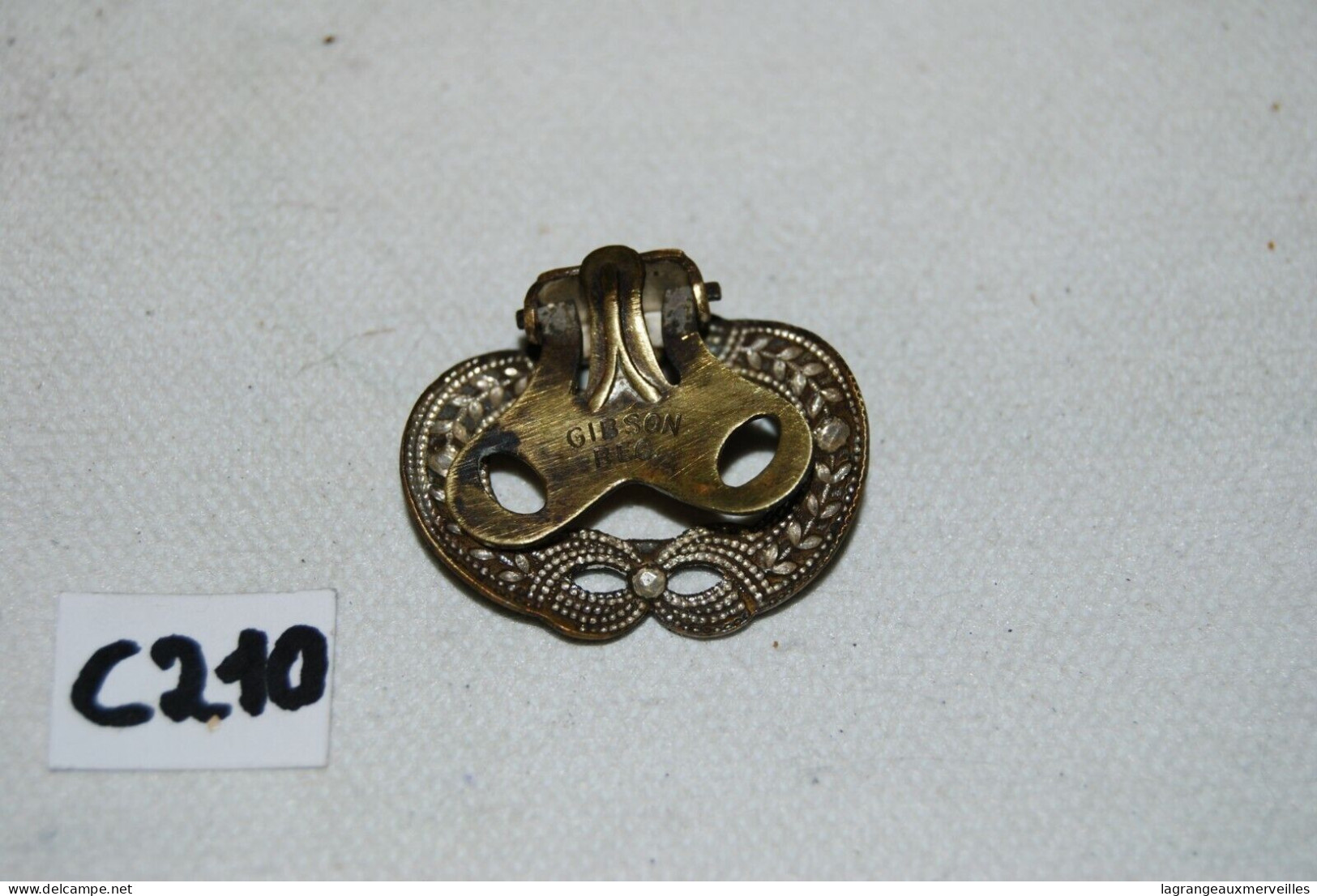 C210 Bijou Ancien - Broche Travaillée - GIBSON REg - Spille