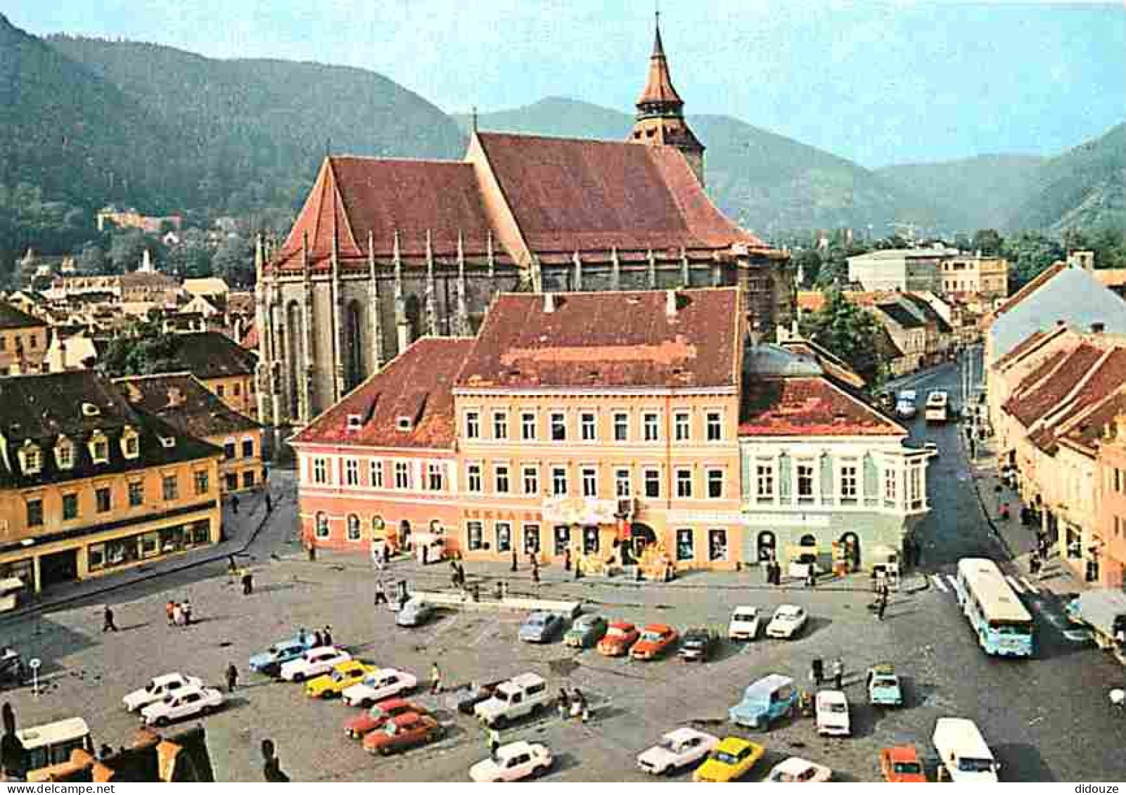 Roumanie - Brasov - Place Du 23 Aout - Automobiles - Autocars - Bus - CPM - Voir Scans Recto-Verso - Roumanie