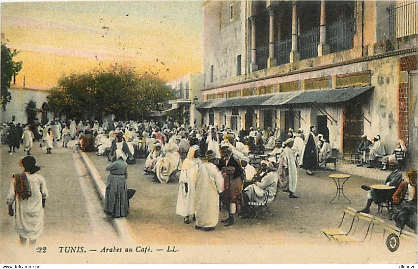 Tunisie - Tunis - Arabes Au Café - Animée - Colorisée - CPA - Oblitération Ronde De 1917 - Voir Scans Recto-Verso - Tunisia