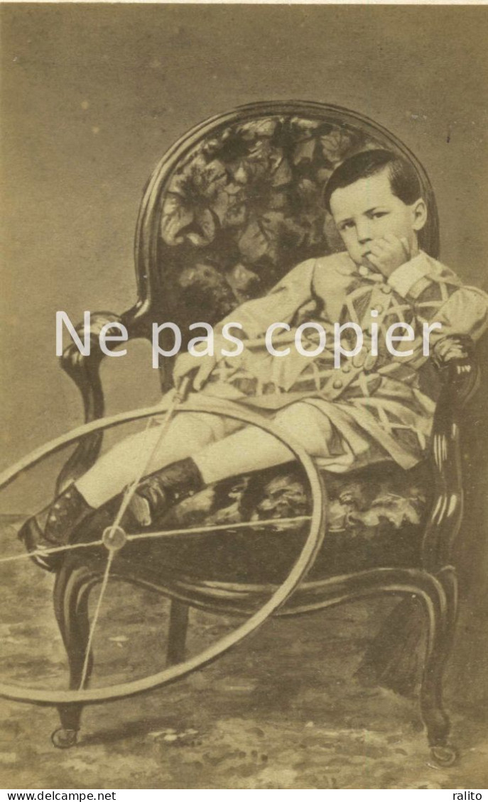 ENFANT AU CERCEAU Vers 1865 Photo D'après Peinture Mayer & Pierson Paris - Ancianas (antes De 1900)