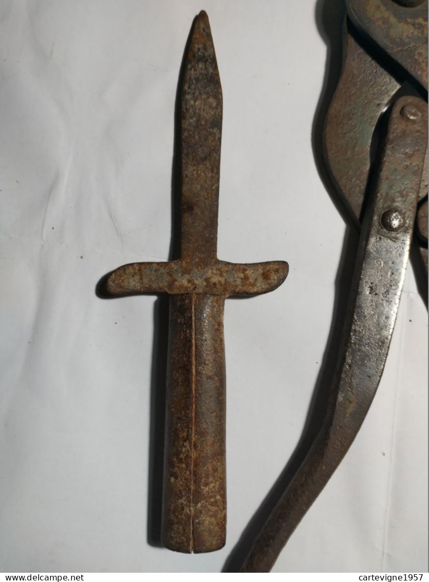 Ancienne Pince Coupe Barbelé Et 2 Couteaux. - Armas Blancas