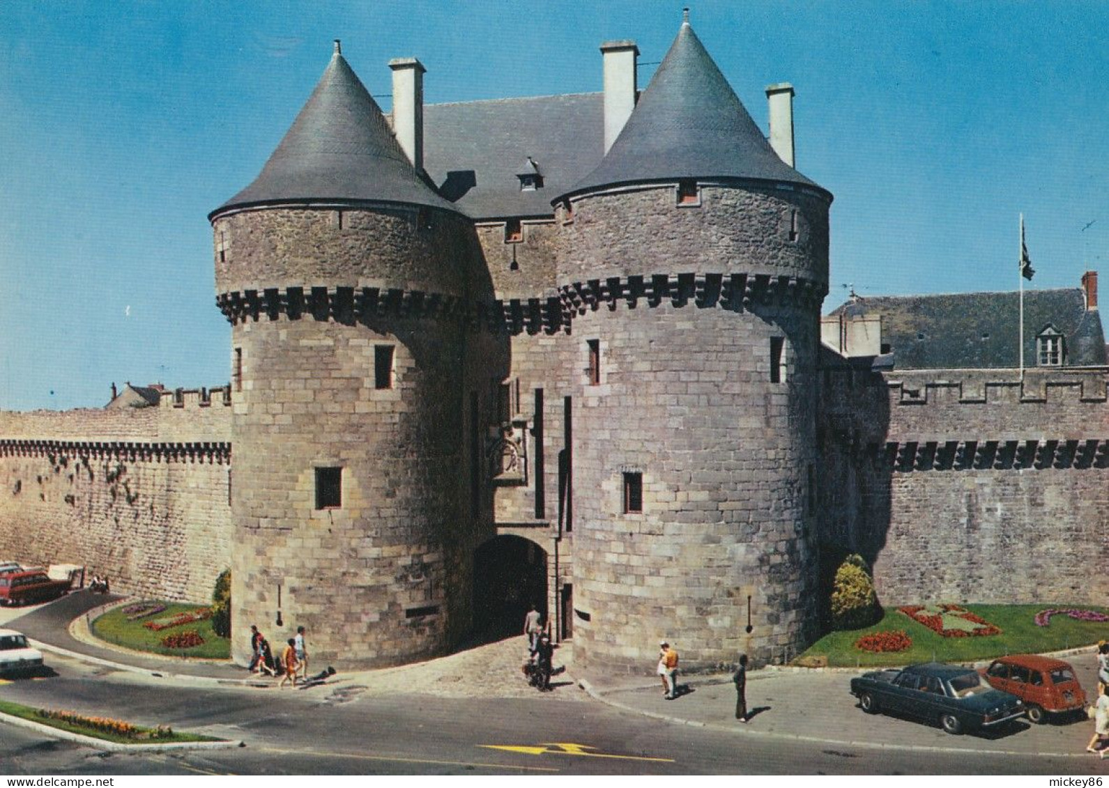 GUERANDE -- La Porte St Michel Et Les Remparts  (petite Animation,  Voitures Dont Renault 4L ).. - Guérande