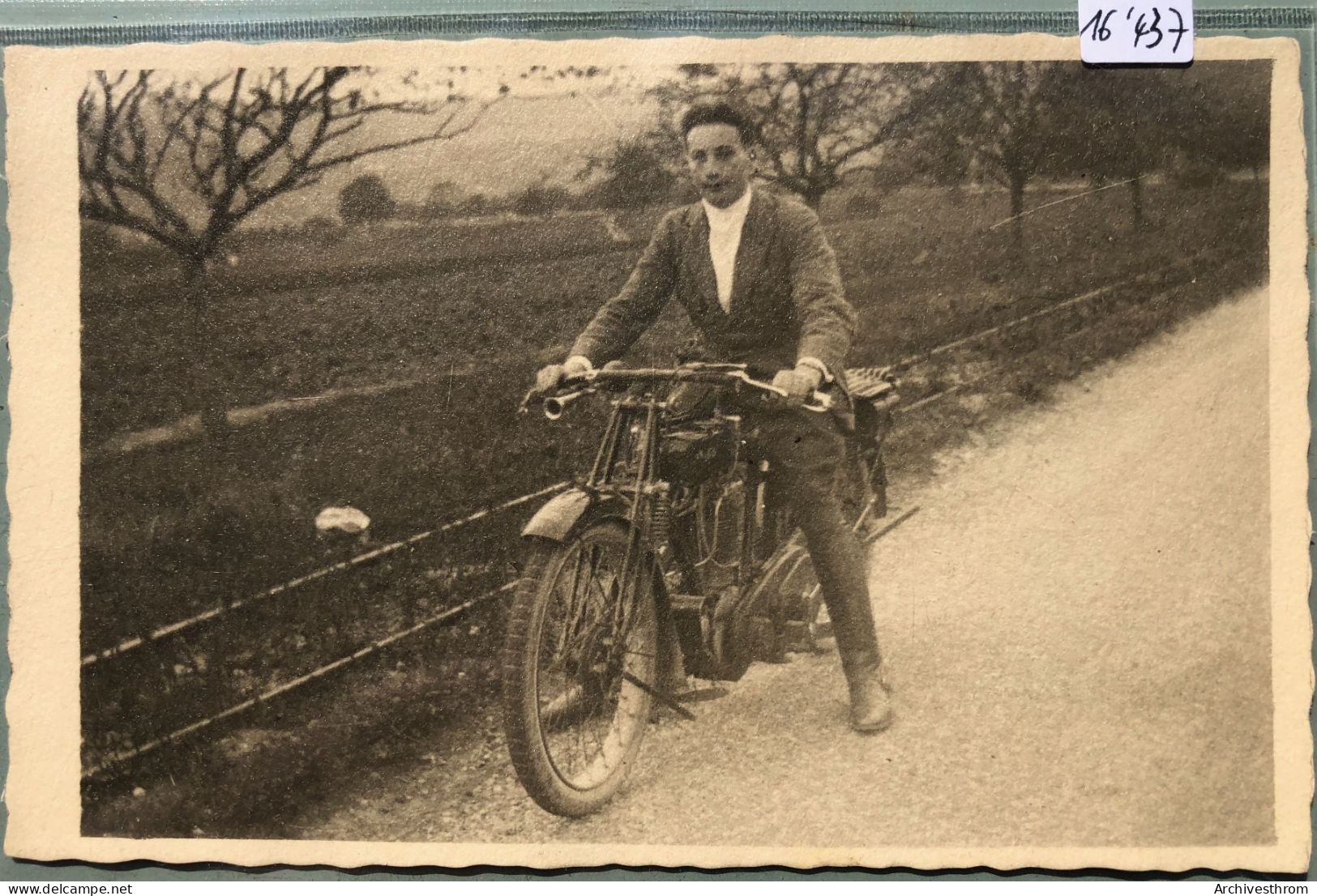 Moto Et Motocycliste Sur Une Route De La Campagne Genevoise, Années 1930 (16'437) - Motorfietsen