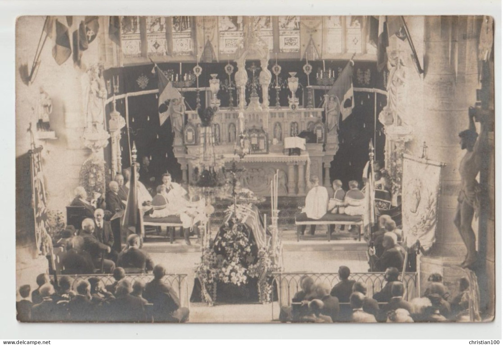 CARTE PHOTO - OBSEQUES D'UN NOTABLE DANS UNE EGLISE - CERCUEIL - PRETRES DEVANT L' AUTEL DANS LE CHOEUR -z 2 SCANS Z- - Eglises Et Couvents