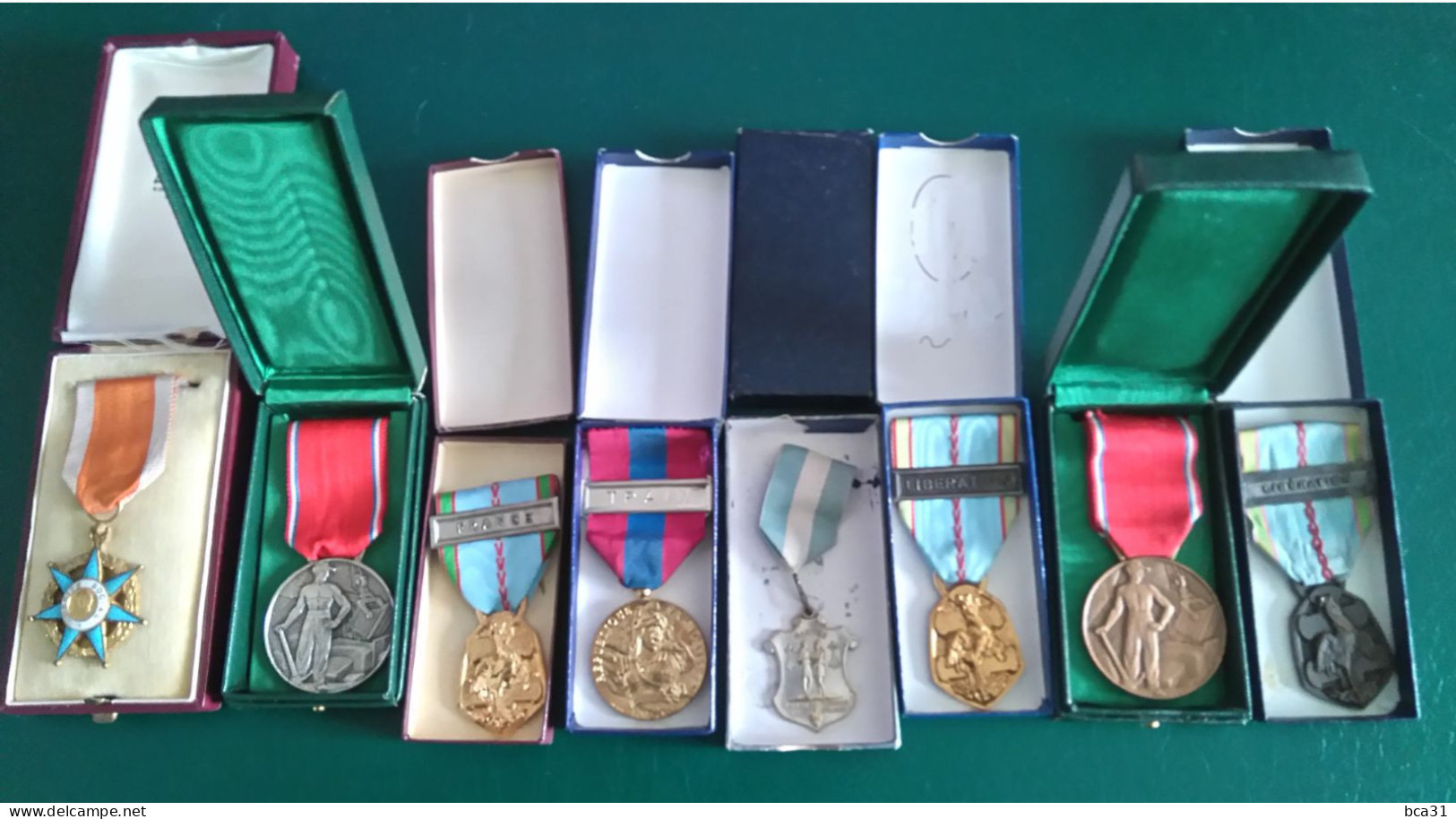 Lot De 8 Médailles Ordonnance Françaises Avec Boîtes - Francia
