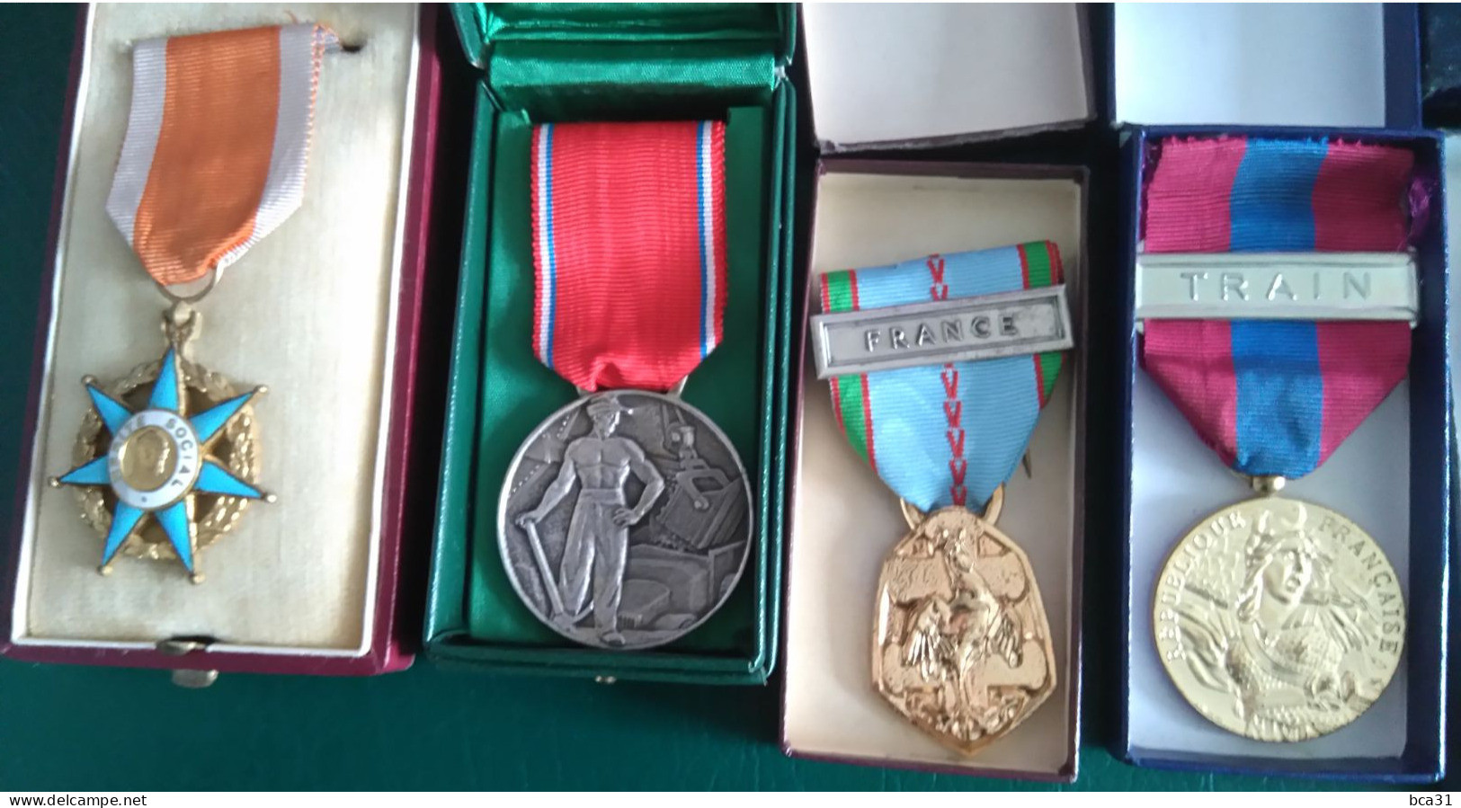 Lot De 8 Médailles Ordonnance Françaises Avec Boîtes - France