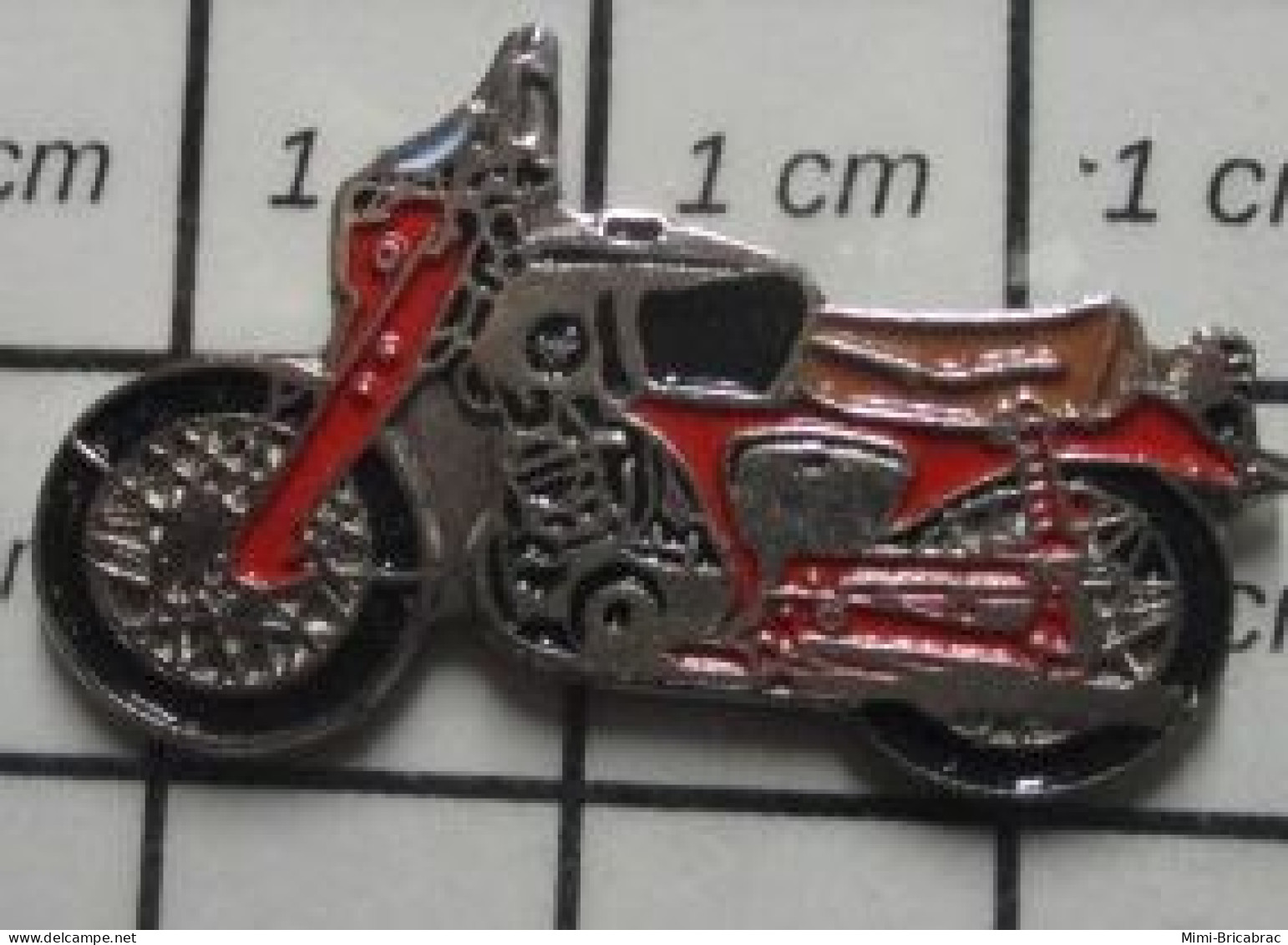 1920  Pin's Pins / Beau Et Rare / MOTOS / MOTO ROUTIERE ANNEES 60/70 ROUGE ET NOIRE - Motorbikes