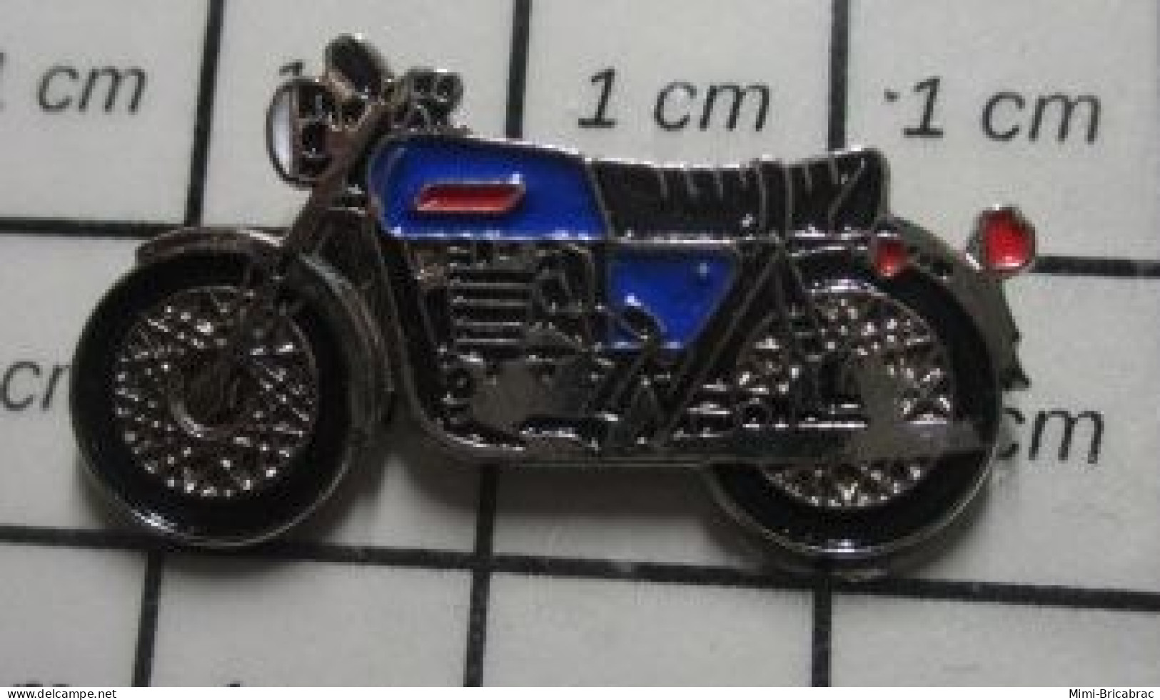 1920  Pin's Pins / Beau Et Rare / MOTOS / MOTO ROUTIERE ANNEES 60/70 BLEUE ET NOIRE - Motorbikes