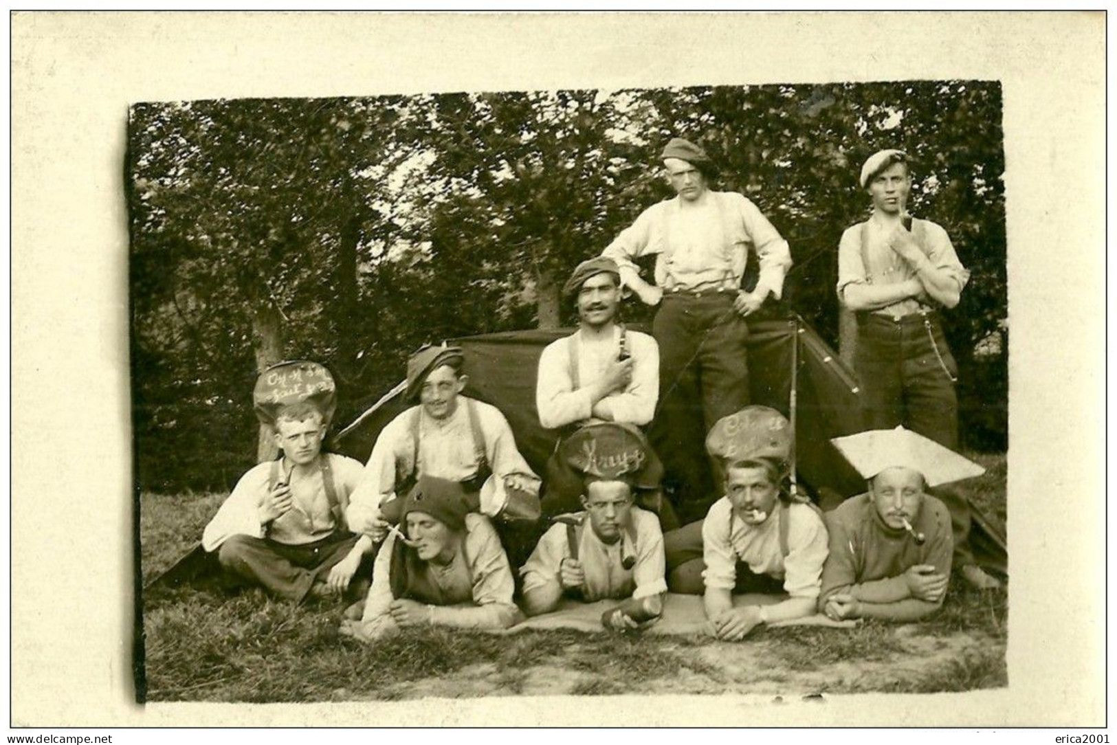 A Identifier. Cpa Photo D'un Groupe D'hommes En Bivouac Et Posant ,un Peu Déguisé ,devant L'appareil Photo - Te Identificeren