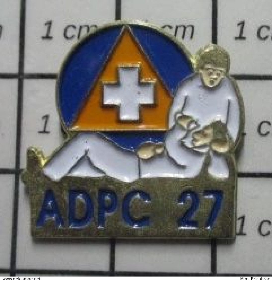 511D Pin's Pins / Belle Qualité & Rare / ADMINISTRATIONS : ADPC PROTECTION CIVILE 27 EURE Et Après L'Eure C'est Plu - Administración