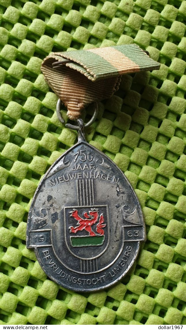 Medaile : 750 Jaar Nieuwenhagen 1963- Bevrijdingst. Limburg . . -  Original Foto  !!  Medallion  Dutch - Autres & Non Classés