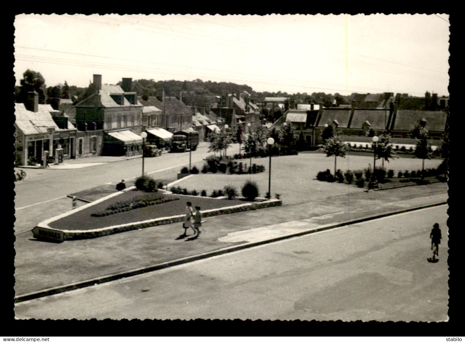 18 - MEHUN-SUR-YEVRE - LE CENTRE - PHOTOGRAPHIE HENRI JACQUET - Mehun-sur-Yèvre