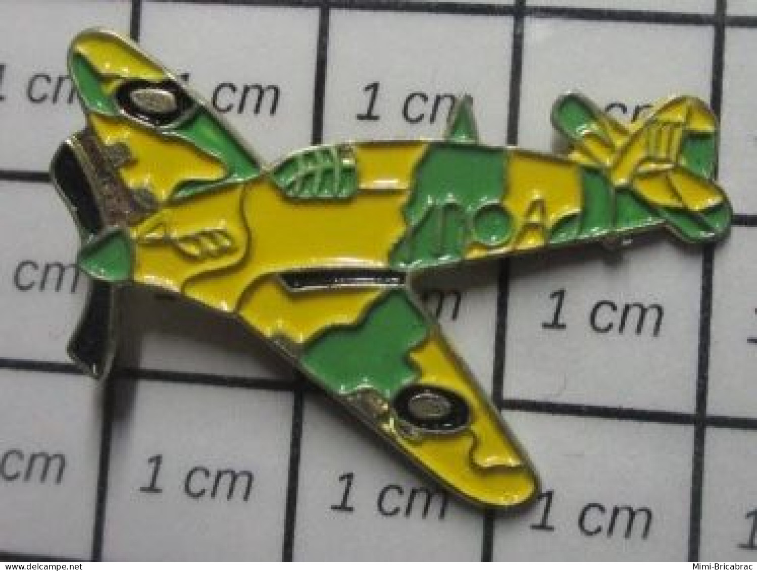 2120 Pin's Pins / Beau Et Rare / AVIATION / ROYAL AIR FORCE 39-45 HAWKER HURRICANE CAMOUFLAGE CITRON PISTACHE - Armee