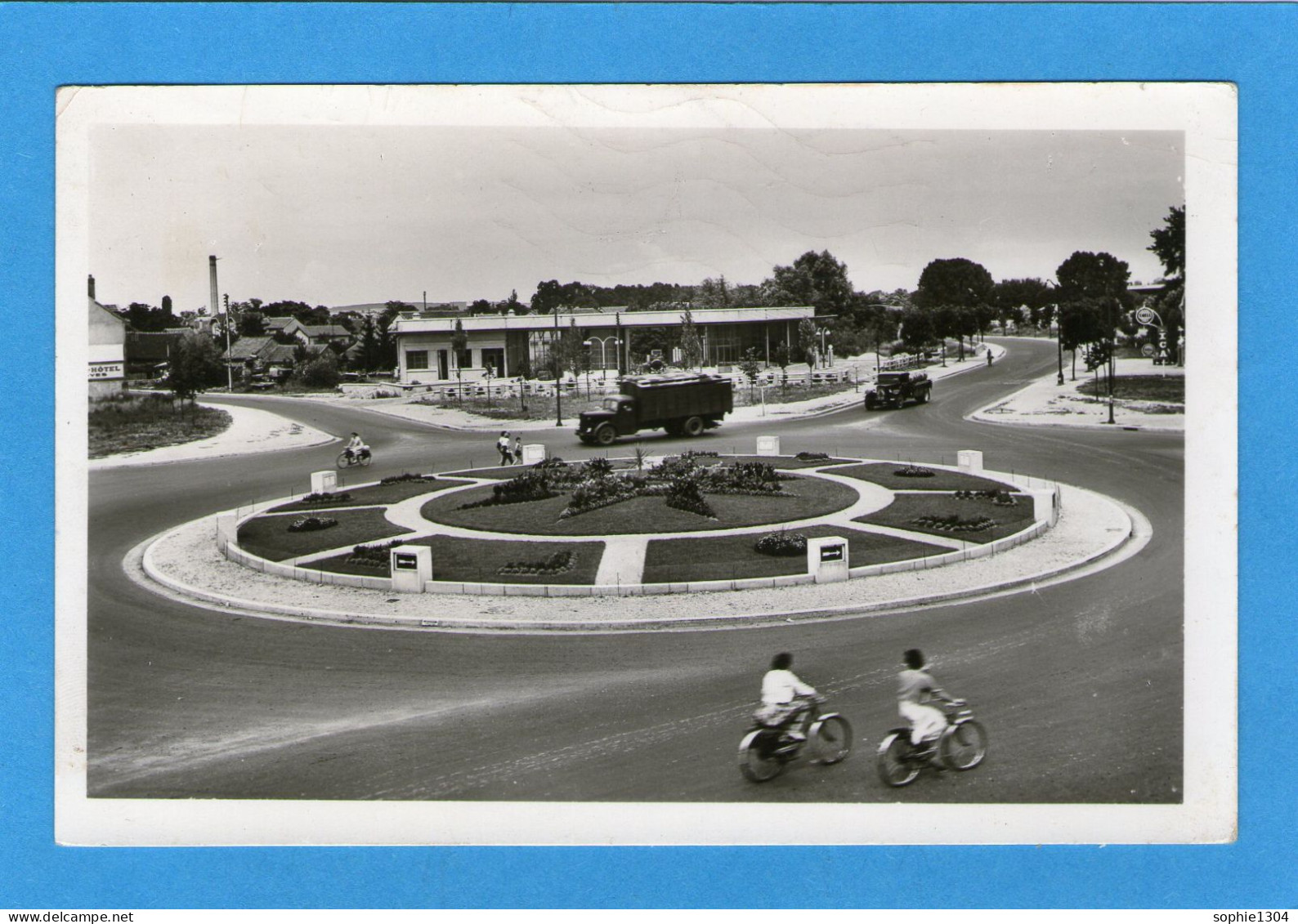 TROYES - Rond Point De L'Avenue Du 1er Mai -1956 - Vieux Camions - - Troyes