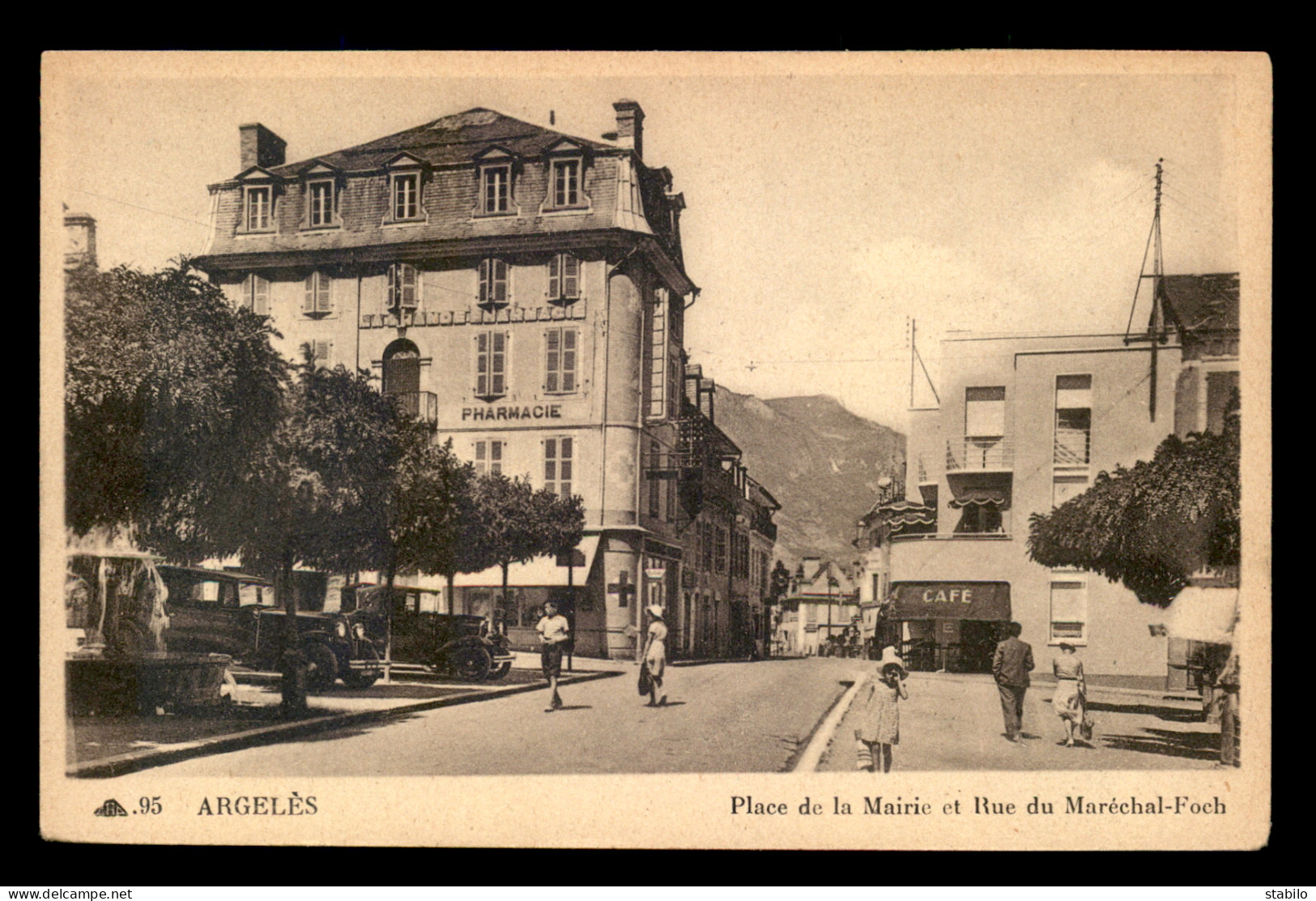 65 - ARGELES-GAZOST - PLACE DE LA MAIRIE ET RUE DU MARECHAL FOCH - Argeles Gazost