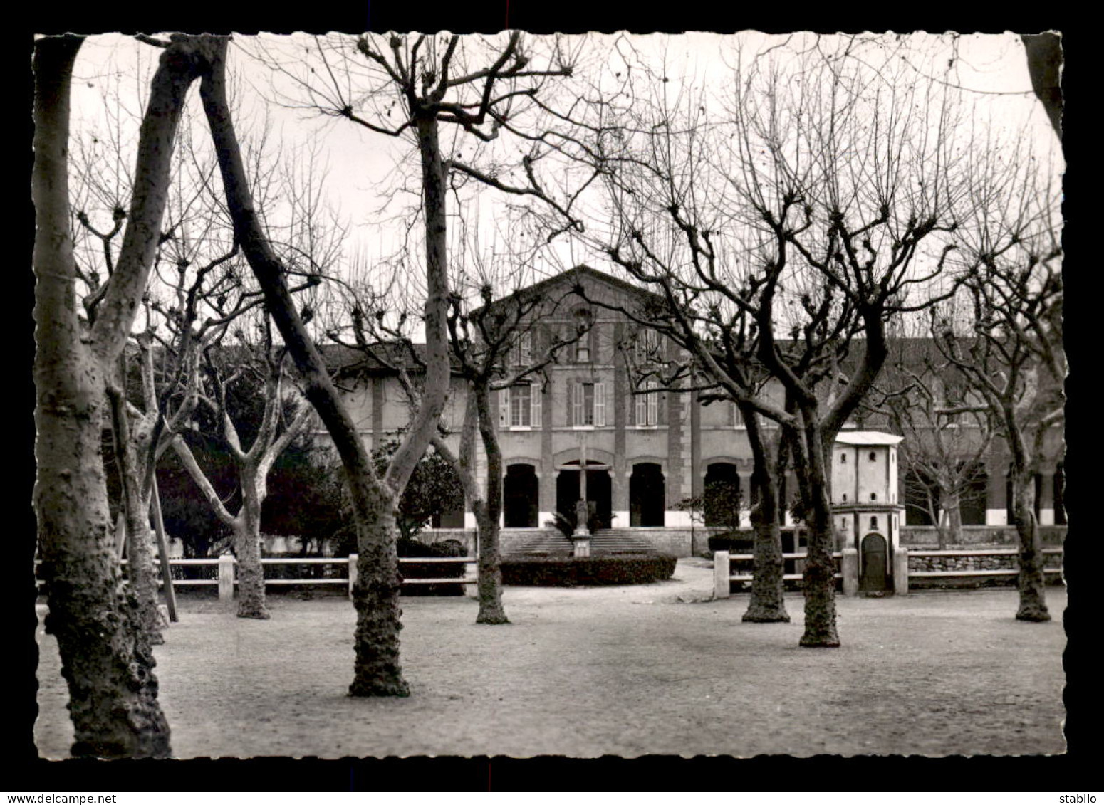 83 - LA SEYNE-SUR-MER - INSTITUTION STE-MARIE - LA COUR DES GRANDS ET LE BATIMENT DES CLASSES - La Seyne-sur-Mer