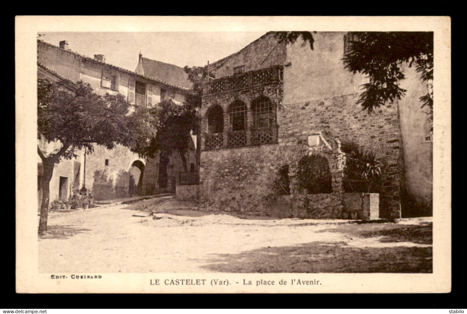 83 - LE CASTELLET - LA PLACE DE L'AVENIR - Le Castellet