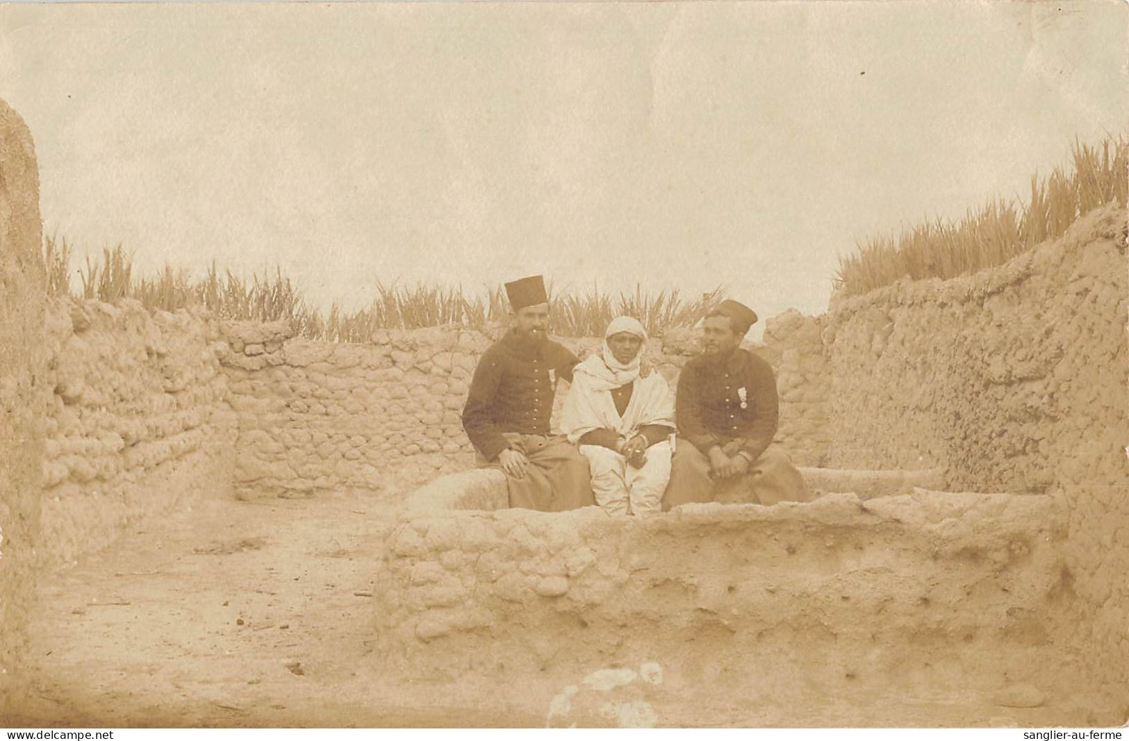 CPA ALGERIE / CARTE PHOTO / PRISONNIER ARABE AVEC DES MILITAIRES FRANCAIS / Lire Verso - Sonstige & Ohne Zuordnung