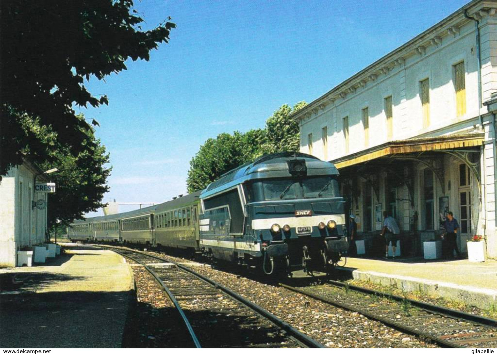 26  - Drome -   Gare De CREST - Tractée Par La BB67578 Une Rame Du T E R LIVRON - BRIANCON Va S'arreter - Crest