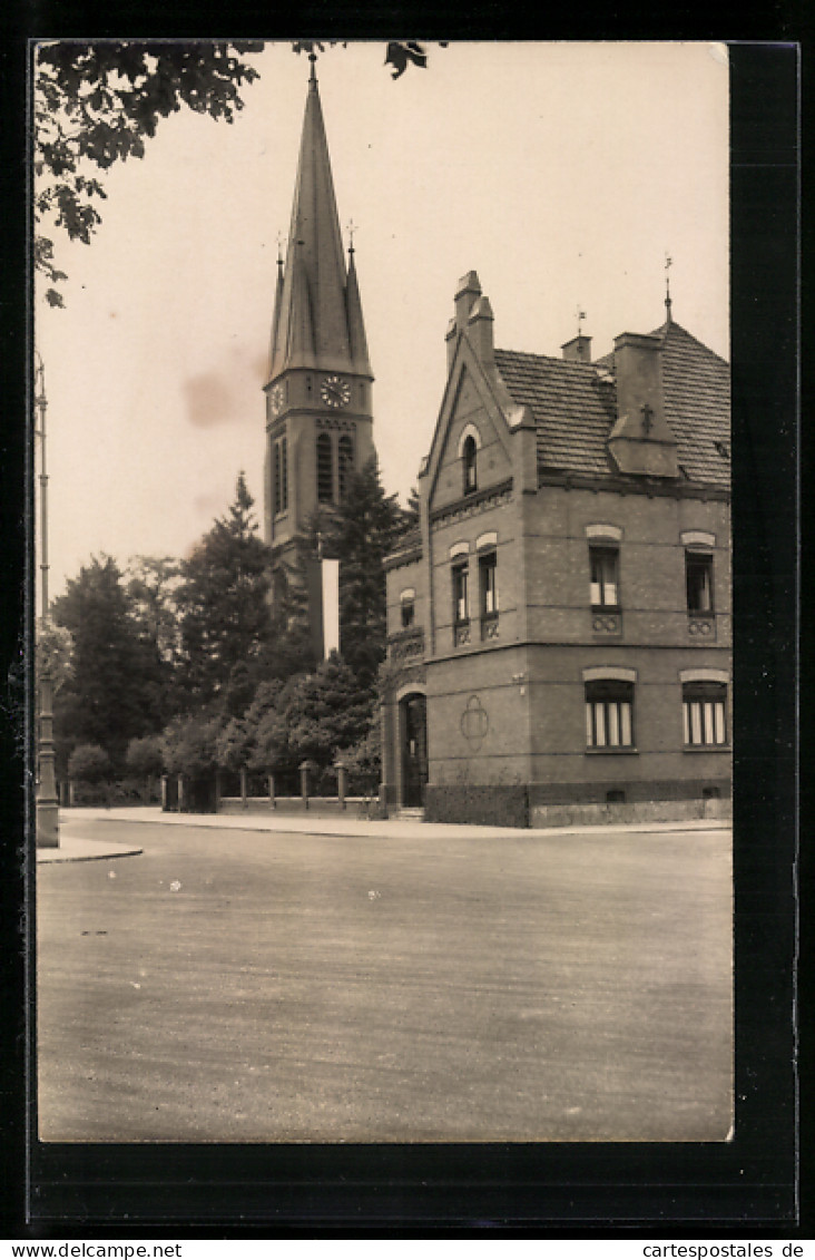 Foto-AK Rosenheim, Kirche Und Haus Von Einer Strassenkreuzung Gesehen  - Rosenheim