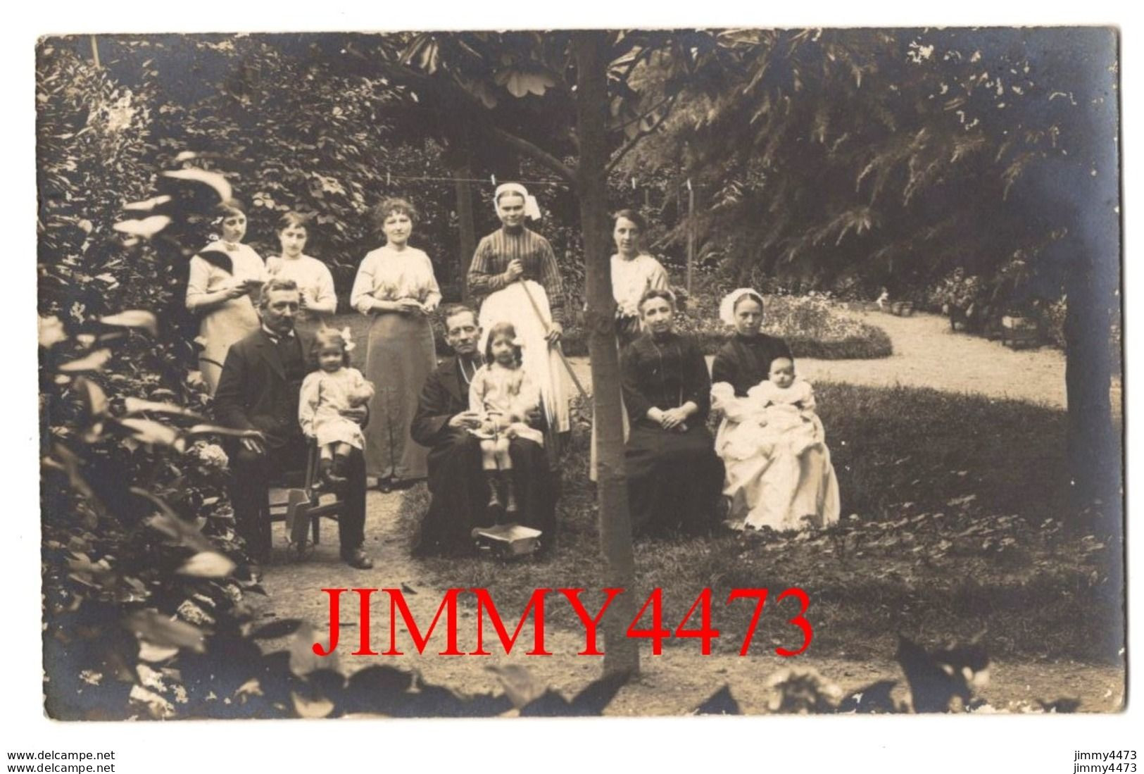 CPA - En 1915 à Identifier - Un Curé Et Une Grande Famille Dans Le Bois - A Identifier