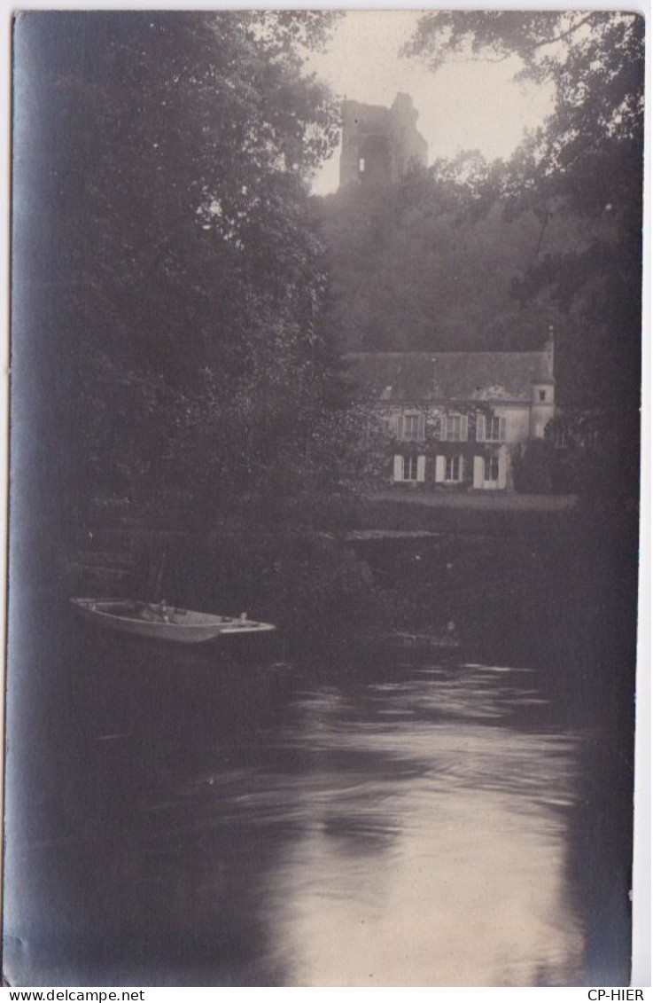 27 DANS L'EURE - CARTE-PHOTO A IDENTIFIER -  BARQUE DEVANT UNE RESIDENCE ET LES RUINES DUN CHATEAU - A Identificar