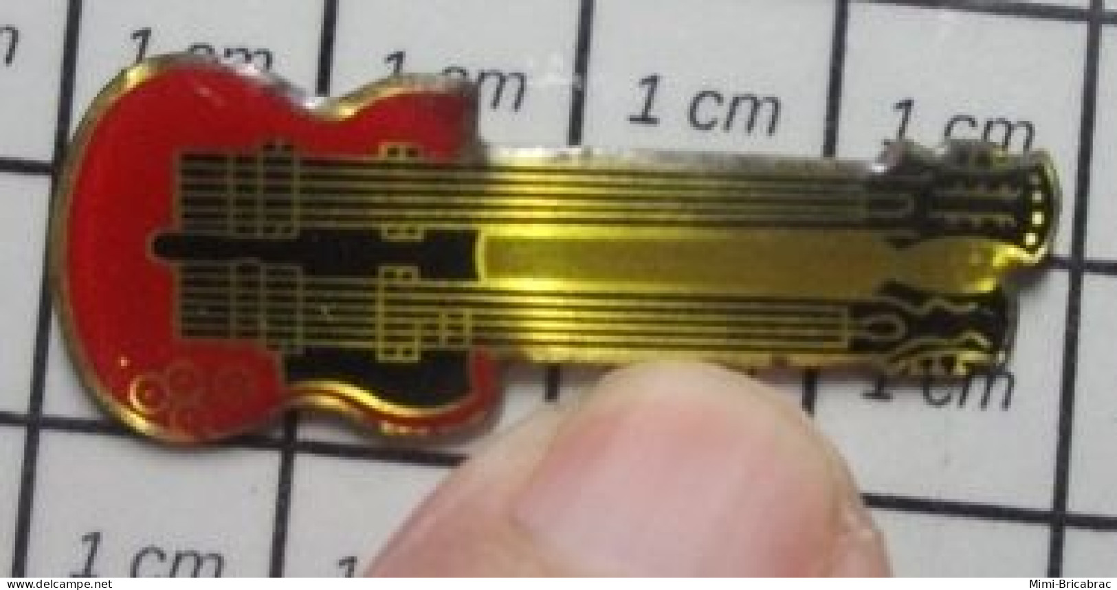 2120 Pin's Pins / Rare Et De Belle Qualité / MUSIQUE / INSTRUMENT A CORDES GUITARE ELECTRIQUE DOUBLE MANCHE ROUGE - Musique