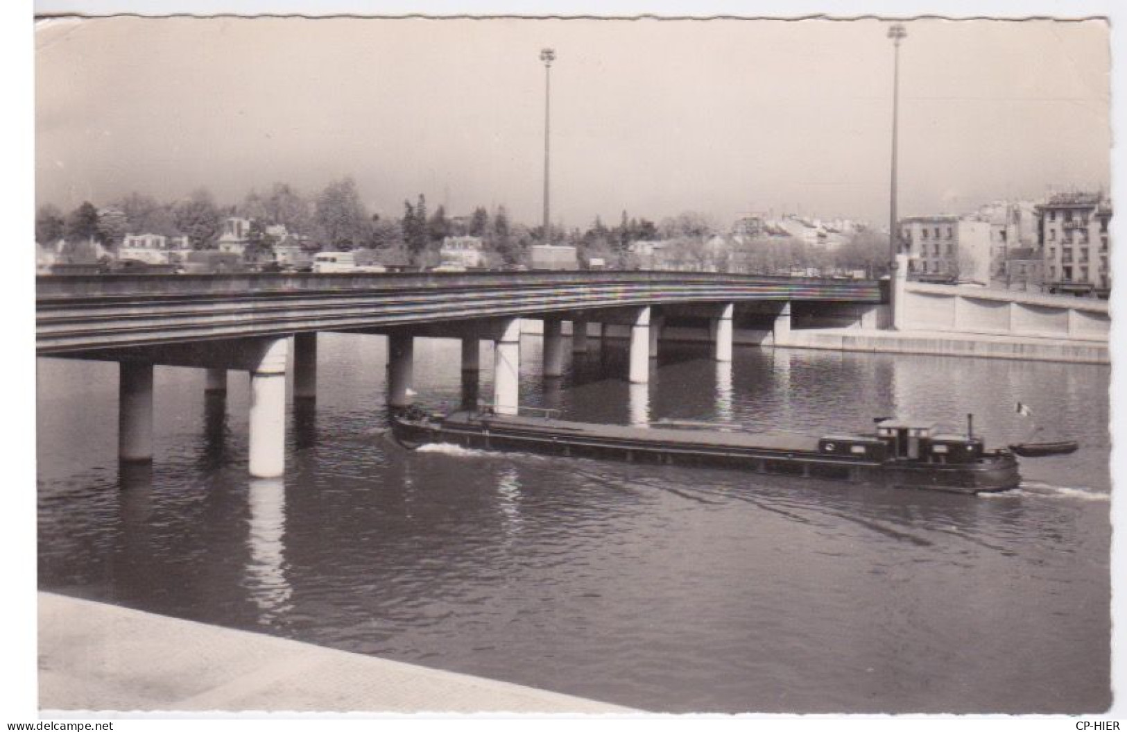 92 - BOULOGNE BILLANCOURT - PENICHE PASSANT SOUS LE PONT DE SAINT-CLOUD - Boulogne Billancourt