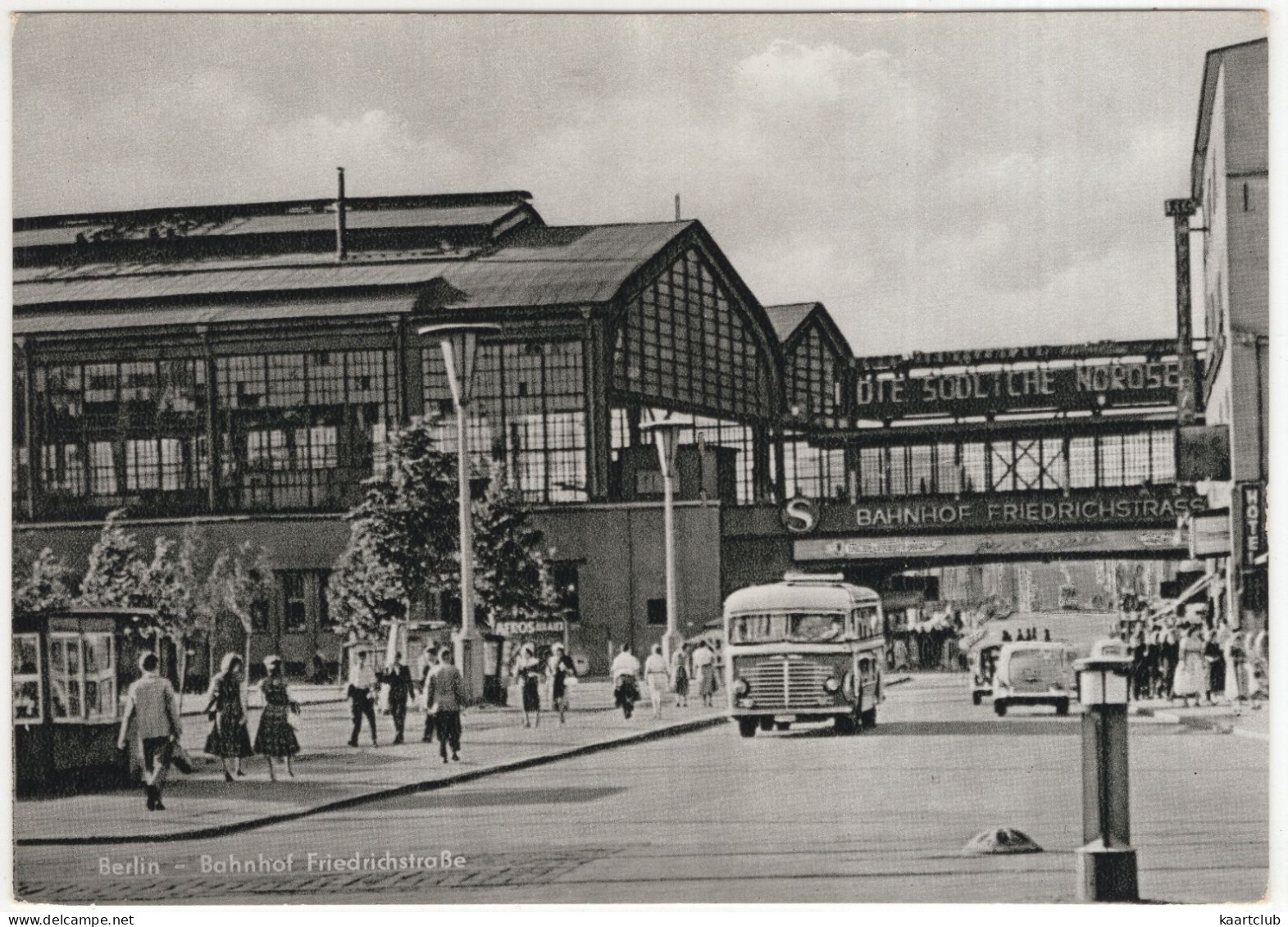 Berlin: BÜSSING AUTOBUS, 2 OLDTIMER AUTO'S  - Bahnhof Friedrichstraße  - (DDR) - Voitures De Tourisme