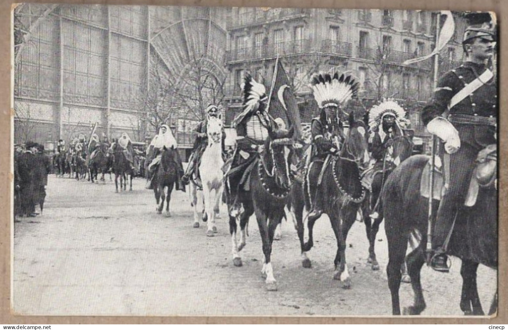 CPA SPECTACLE AMERIQUE USA BUFFALO BILL ' S WILD WEST - GROS PLAN INDIENS Défilé PARIS Libellé Verso - Cirque