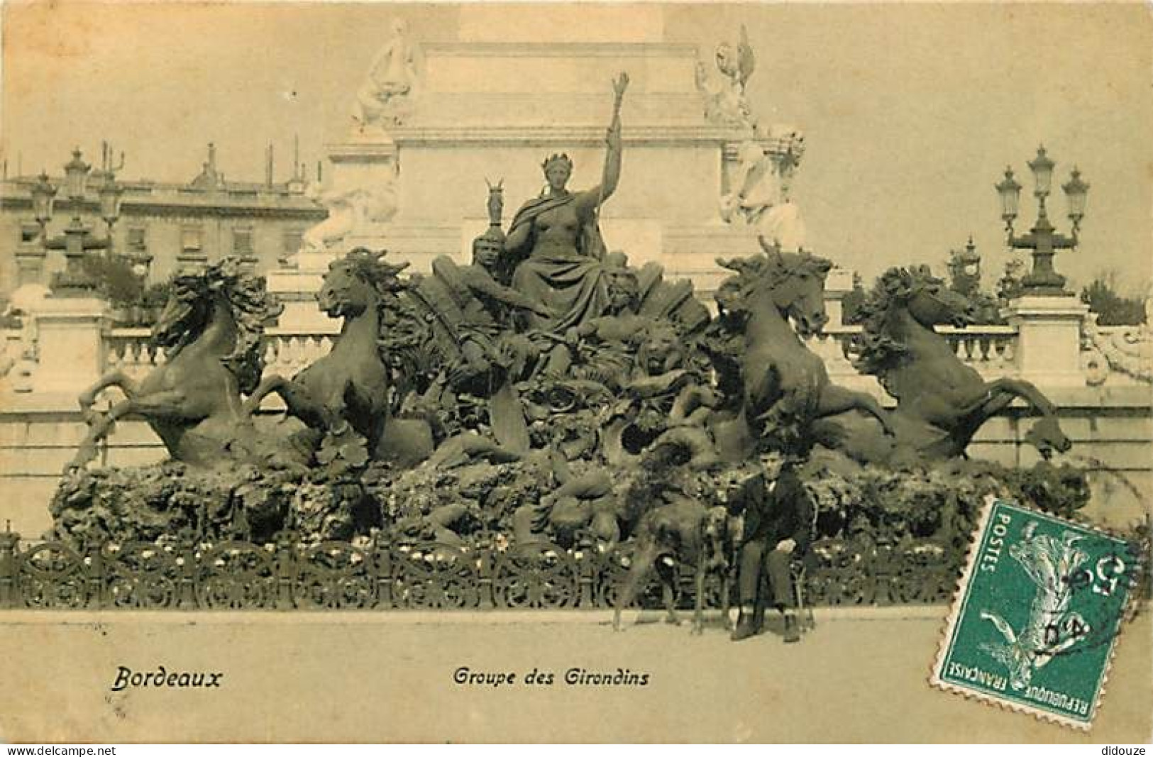 33 - Bordeaux - Monument Des Girondins - Animée - CPA - Oblitération Ronde De 1909 - Voir Scans Recto-Verso - Bordeaux