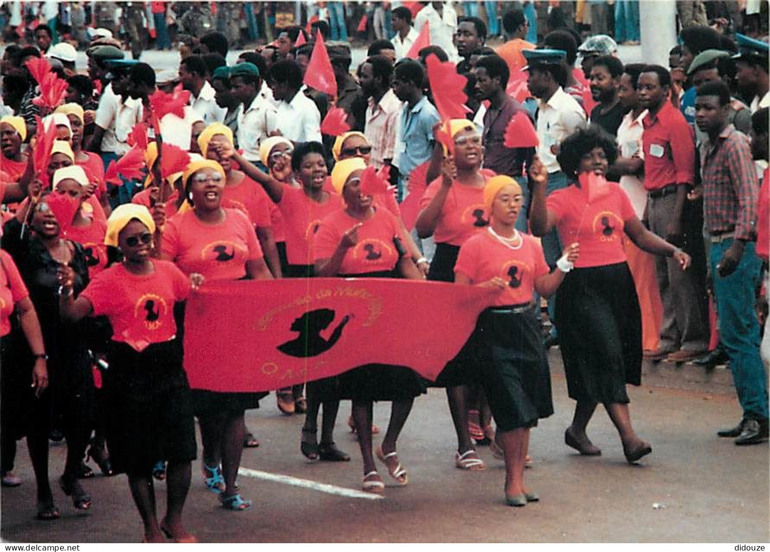 Angola - Organizaçâo Da Mulher Angolana, Desfile No 1 De Maio - Organisation De La Femme Angolaise, Défilé Du 1er Mai. - - Angola