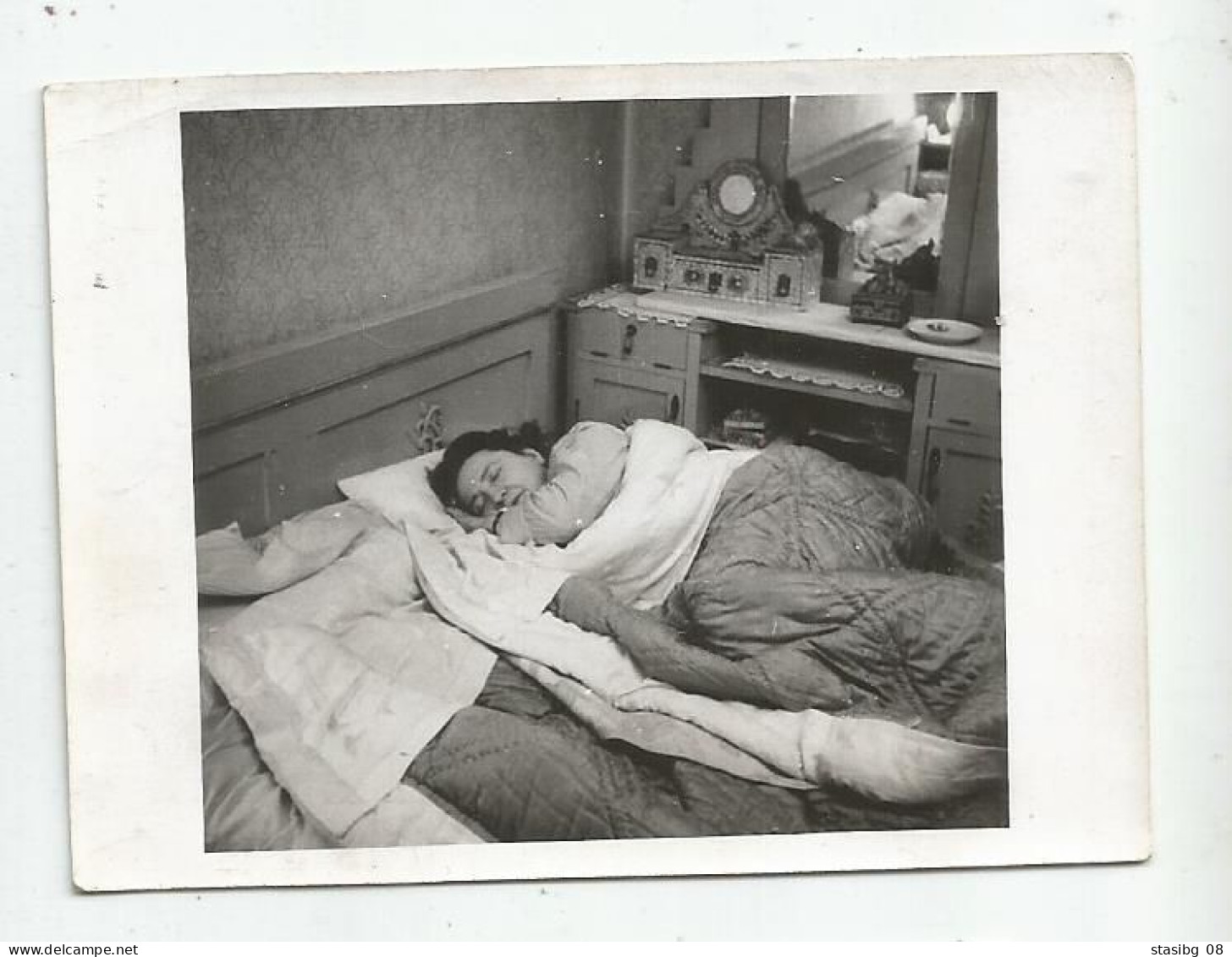 Woman Inn The Bed   H368-33 - Anonymous Persons