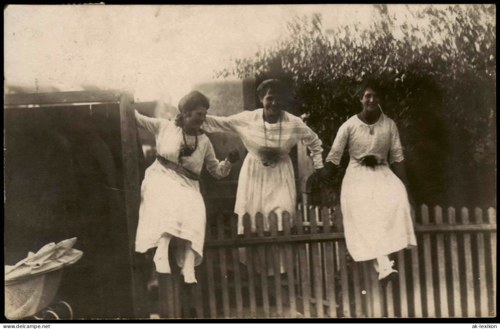 Ansichtskarte  Frauen  Weiße Kleider Auf Dem Gartenzaun 1919 Stempel Magdeburg - People