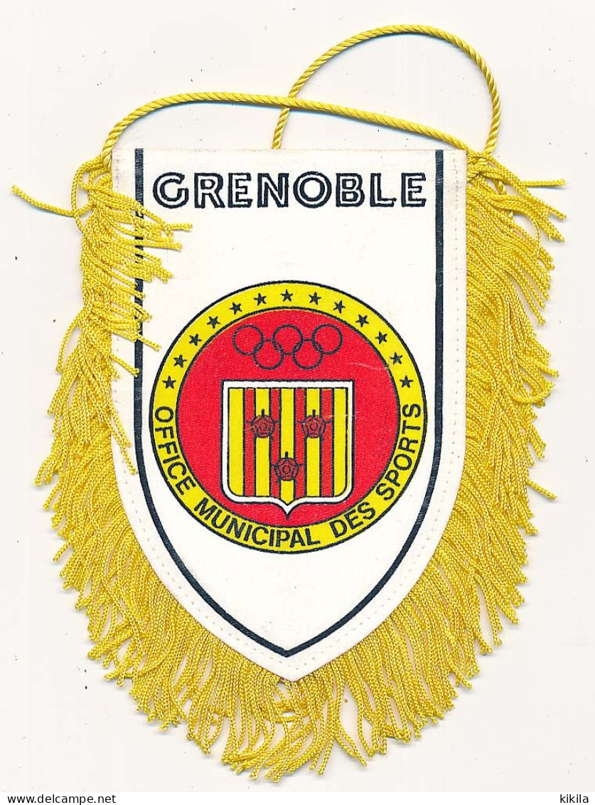 Fanion 7,5 X 11,5 Cm (+ 2,5 Cm) O.M.S. GRENOBLE X° Jeux Olympiques D'Hiver Février 1968 Oriflamme - Kleding, Souvenirs & Andere