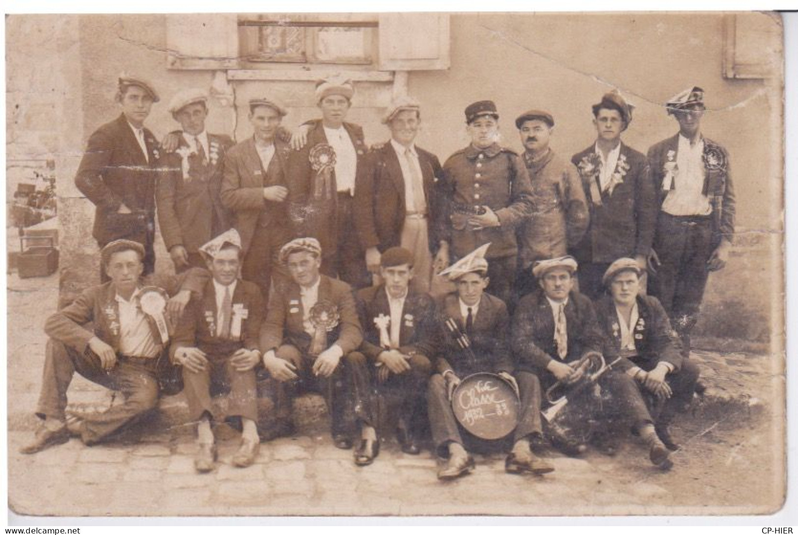 MILITARIA - CARTE-PHOTO - DES CONSCRITS CLASSE 1932-33 - COCARDE FRANÇAISE  CLAIRON - Te Identificeren