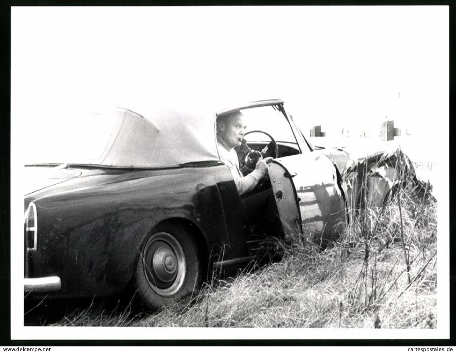 Fotografie Alvis TD 21 Cabrio, Mann Mit Pfeife Steigt Aus Seinem Unfallwagen  - Coches